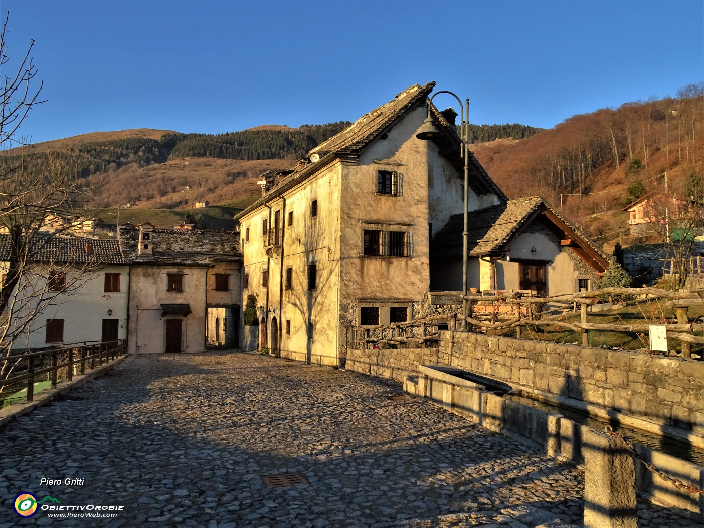 73 Al bel borgo anitco di Arnosto nella luce e nei colori del tramonto.JPG